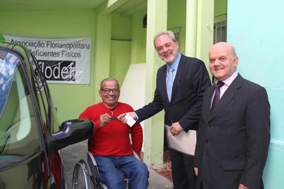 Aflodef recebe carro do TJ para utilização no transporte de portadores de 
deficiência