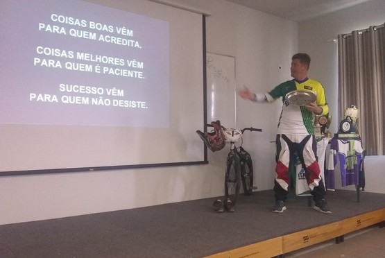 Ciclista Marco Aurélio Tocha também foi dar seu recado aos jovens alunos de Biguaçu